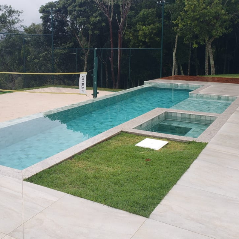 Piscina sob medida em Juiz de Fora: personalização estrutural é uma das vantagens (Foto: iGui Conceito)
